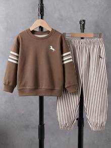 秋冬男童幼兒2件套運動休閒服，拼色條紋小馬印花上衣搭配直條紋慢跑長褲，帥氣可愛街頭風休閒套裝 - 卡其色 - 查看 3