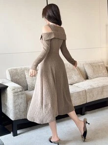 Feyla Gaun Midi Elegan Lengan Panjang Model Bahu Terbuka Warna Polos untuk Wanita - Coklat - View 6