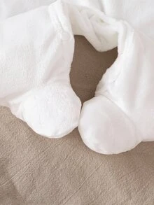 SHEIN 新生兒極簡俏皮白色雙面刷毛布拼接粉色印花密邊彼得潘領蝴蝶結貼花刺繡長袖連身包屁衣、圍兜與包巾3件組嬰兒居家服套裝 - 白色 - 查看 6