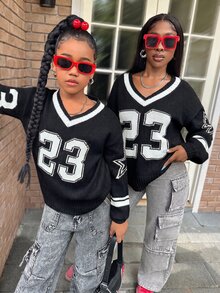 SHEIN 青少年女孩休閒舒適數字圖案V領寬鬆針織毛衣，秋冬毛衣，數字圖案毛衣，學院風母女套裝 - 黑色 - 查看 8