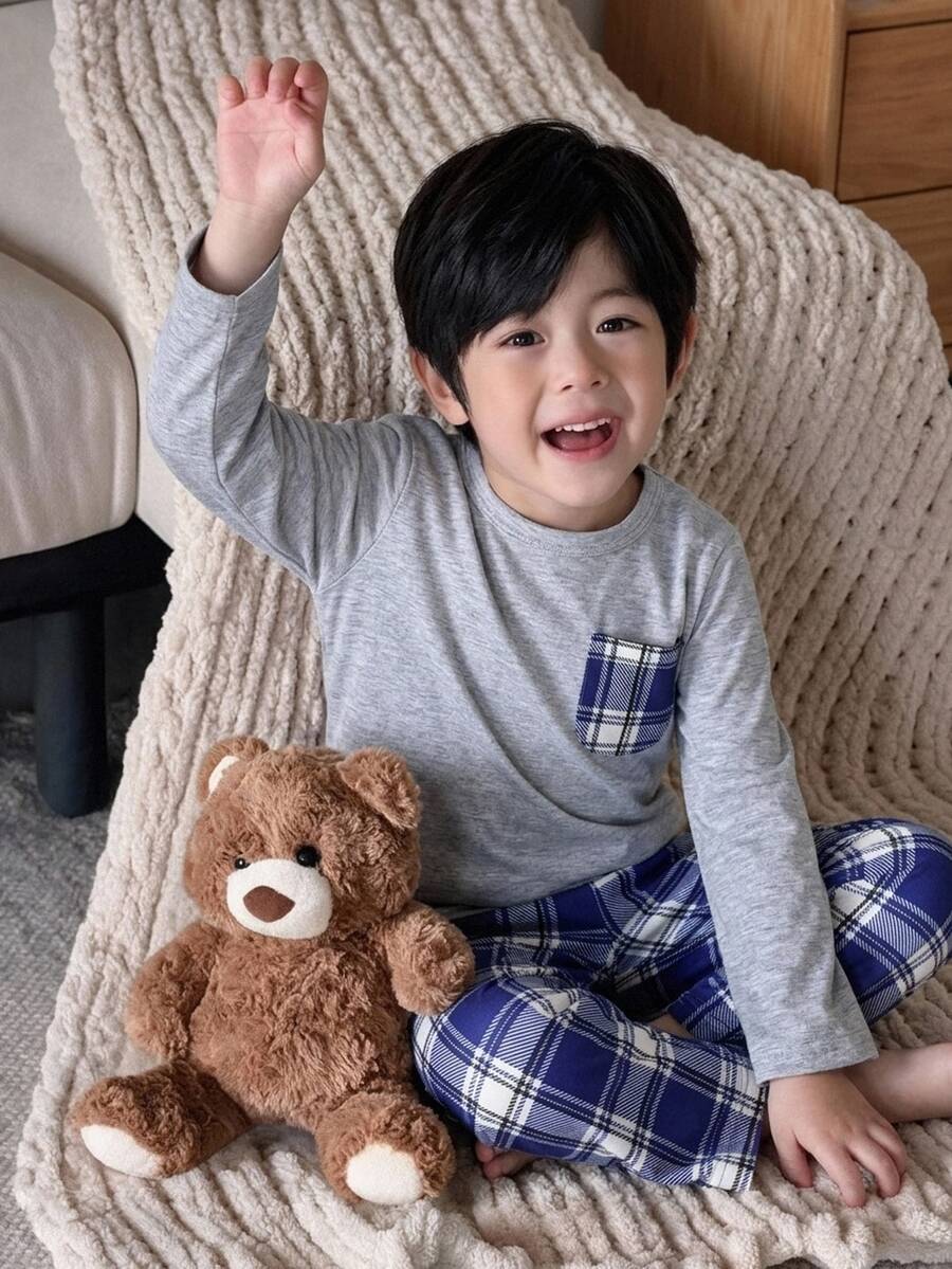 SHEIN Little Byeori 兒童小男孩休閒極簡風 2 件組睡衣套裝,拼色貼袋圓領長袖軟針織套頭上衣與鬆緊腰經典格紋長褲 - 灰色 - 查看 1