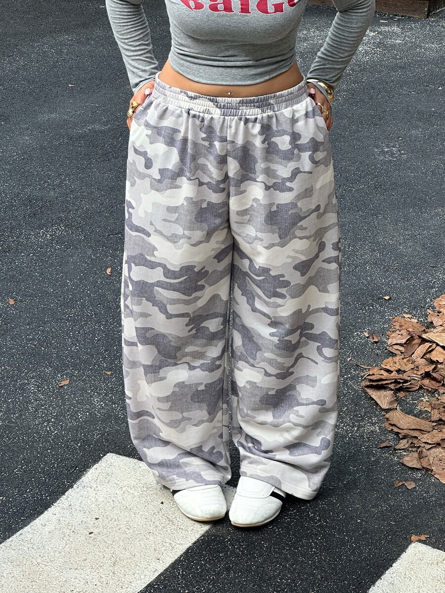 Muchica Plus-Size Streetwear-Style Loose-Fit Sweatpants Featuring A Retro Camouflage Print, An Elastic Waistband, And Pockets. - Multicolor - View 1