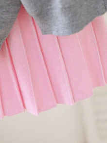 طقم ملابس محبوك للبنات الصغيرات مكون من ملابس علوية بأكمام طويلة بنقشة فيونكة وتنورة ميني مطوية - رمادي - مشاهدة 8