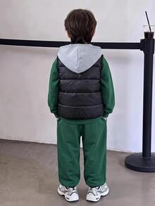 SHEIN Little Byeori 3件組兒童青少年男孩休閒街頭風字母印花圖案圓領套頭寬鬆針織運動衫、針織長褲、絎縫加厚冬季連帽外套、厚款無袖梭織背心 - 墨綠色 - 查看 6
