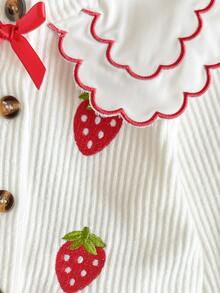 SHEIN Vintaside Kids 新生兒草莓刺繡荷葉邊長袖上衣搭配紅色長褲 2 件套，女嬰高級時尚休閒套裝，適合秋冬、初冬，適用於日常穿著、外出、家庭聚會、節日拍照、滿月、百日慶祝及拍照拍攝 - 紅色 - 查看 3