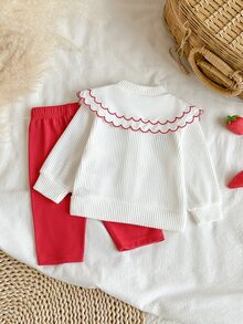 SHEIN Vintaside Kids 新生兒草莓刺繡荷葉邊長袖上衣搭配紅色長褲 2 件套，女嬰高級時尚休閒套裝，適合秋冬、初冬，適用於日常穿著、外出、家庭聚會、節日拍照、滿月、百日慶祝及拍照拍攝 - 紅色 - 查看 2