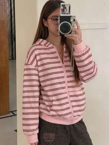 SHEIN 女童條紋連帽拉鍊外套，春秋新款寬鬆落肩長袖運動衫，粉色與棕色對比橫條紋設計，袋鼠口袋配羅紋下擺與袖口，柔軟親膚面料，休閒日常百搭，適合中大女童校園、旅行、戶外穿著的運動上衣 - 粉色 - 查看 1