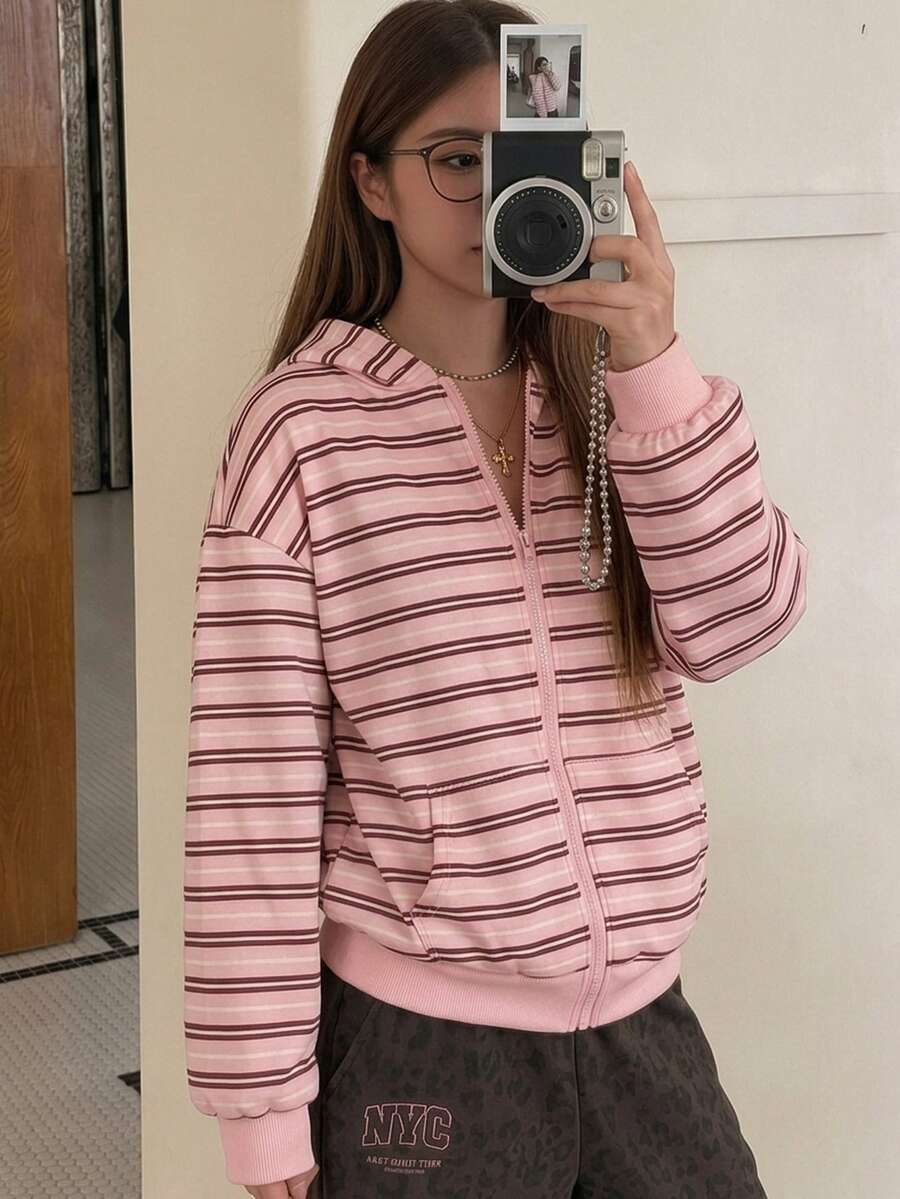 SHEIN 女童條紋連帽拉鍊外套,春秋新款寬鬆落肩長袖運動衫,粉色與棕色對比橫條紋設計,袋鼠口袋配羅紋下擺與袖口,柔軟親膚面料,休閒日常百搭,適合中大女童校園、旅行、戶外穿著的運動上衣 - 粉色 - 查看 1