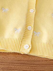 SHEIN 6個月至3歲女嬰米色V領全刺繡小蝴蝶結針織開襟外套，單排扣長袖毛衣夾克，適合周歲生日、日常、外出，春秋百搭外穿上衣 - 黃色 - 查看 5