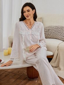 Serenescape Set Piyama Celana Panjang Wanita Model Court Style dengan Bordir Renda dan Patchwork, Kerah V, dan Kancing Depan - Baby Pink - View 6