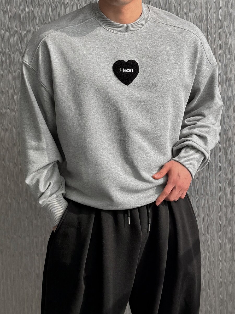 DAZY Sweatshirt Pullover Pria Warna Abu-abu dengan Lapisan Termal, Bordir Patchwork Huruf, Kerah Bulat, dan Manset serta Ujung Bawah Bergaris untuk Musim Gugur/Dingin - Grey - View 1