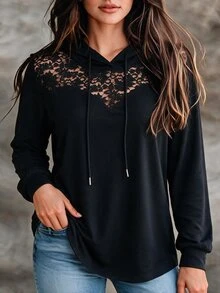 SHEIN LUNE CURVE بلوزة رياضية نسائية مقاس كبير للربيع/الخريف كاجوال بتصميم بسيط للتنقل اليومي متعددة الاستخدامات من قماش الدانتيل مع تصميم شبكي مرقع بغطاء رأس وحبل شد، بلون موحد - الأسود - مشاهدة 5