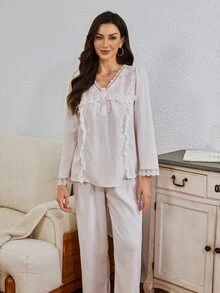 Serenescape Set Piyama Celana Panjang Wanita Model Court Style dengan Bordir Renda dan Patchwork, Kerah V, dan Kancing Depan - Baby Pink - View 5