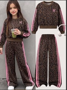 SHEIN Casuvi Kids 大女孩棕色豹紋粉色蝴蝶結圓領運動衫 + 寬腿褲 2件套，Y2K甜美側條紋運動休閒套裝，適合秋冬返校、購物、派對、度假、旅行 - 彩色 - 查看 1