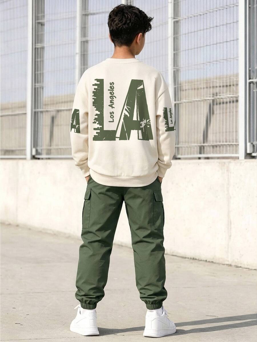 SHEIN 2件組青少年男孩時尚白色運動衫與深綠色長褲套裝,胸前綠色圖案印花,時尚街頭風,柔軟舒適面料,易穿脫,適合春秋季、學校、外出,男孩必備穿搭 - 彩色 - 查看 1