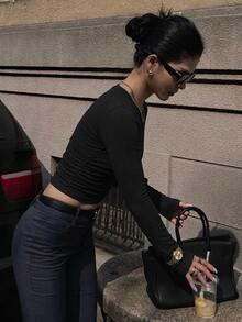 DAZY 女款純色抓皺修身百搭長袖T恤，適合日常穿著 - 黑色 - 查看 2