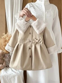 SHEIN Vintaside Kids 女嬰卡其色冬季優雅生日毛茸茸領口3D蝴蝶結洋裝外套 素色A字版型夾克 附毛絨領與袖口 小公主風 - 卡其色 - 查看 3
