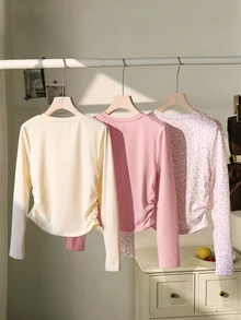 SHEIN مجموعة 3 قطع للبنات بأسلوب لطيف، تي شيرت علوي بأكمام طويلة مطبوع باللون الأبيض والوردي الفاتح والأبيض العاجي، بتصميم مجعد، بقصة ضيقة وياقة دائرية، تي شيرت محبوك كطبقة أساسية للمدرسة والخريف، لطيف - وردي - مشاهدة 2