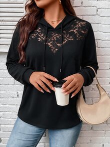 SHEIN LUNE CURVE بلوزة رياضية نسائية مقاس كبير للربيع/الخريف كاجوال بتصميم بسيط للتنقل اليومي متعددة الاستخدامات من قماش الدانتيل مع تصميم شبكي مرقع بغطاء رأس وحبل شد، بلون موحد - الأسود - مشاهدة 4