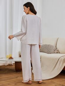 Serenescape Set Piyama Celana Panjang Wanita Model Court Style dengan Bordir Renda dan Patchwork, Kerah V, dan Kancing Depan - Baby Pink - View 2