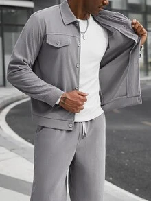 Manfinity CasualCool Setelan Pria American Vintage Bertekstur 2 Potong, Jaket Berkerah Kancing dan Celana Panjang Lurus Longgar Kasual untuk Pria Dewasa - Grey - View 5