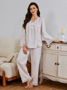 Serenescape Set Piyama Celana Panjang Wanita Model Court Style dengan Bordir Renda dan Patchwork, Kerah V, dan Kancing Depan - Baby Pink - View 4