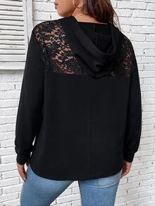 SHEIN LUNE CURVE بلوزة رياضية نسائية مقاس كبير للربيع/الخريف كاجوال بتصميم بسيط للتنقل اليومي متعددة الاستخدامات من قماش الدانتيل مع تصميم شبكي مرقع بغطاء رأس وحبل شد، بلون موحد - الأسود - مشاهدة 2