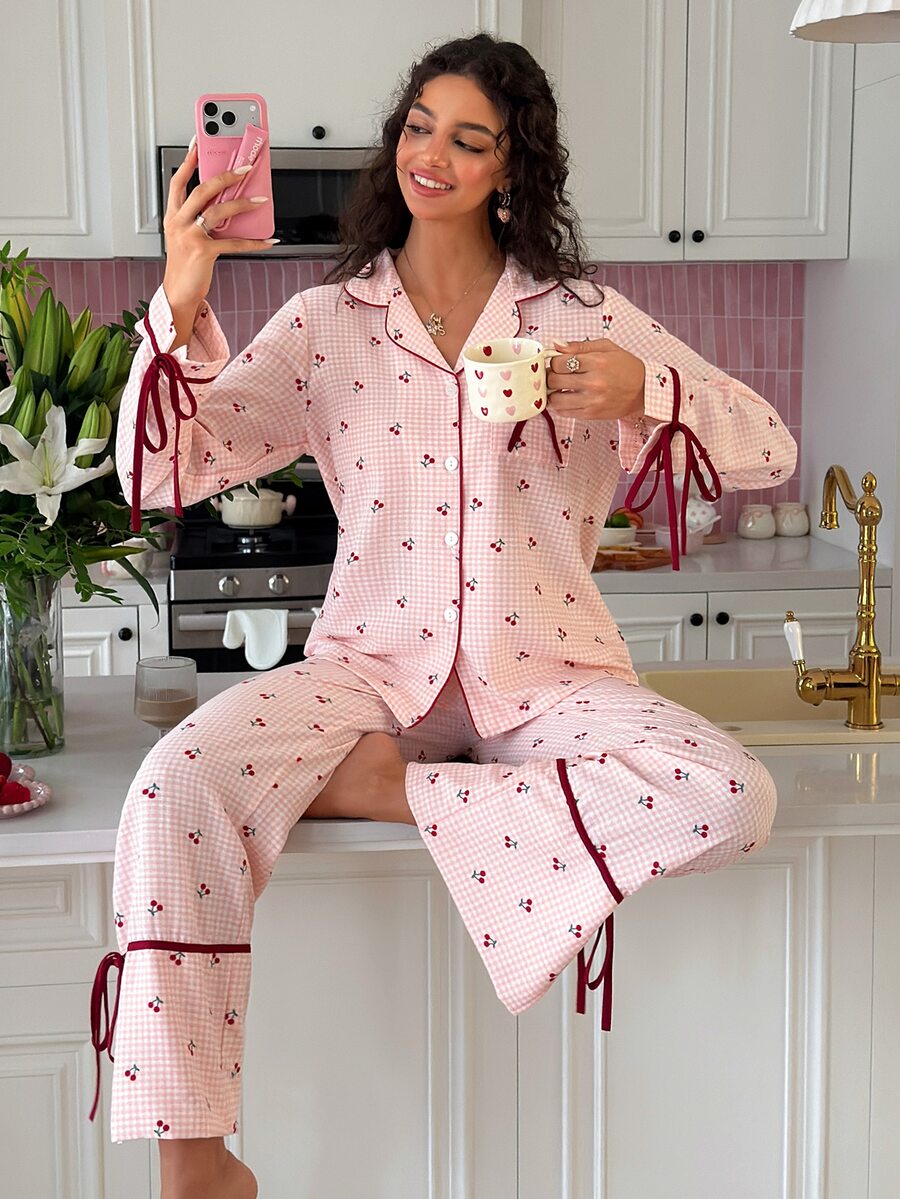 SweetSlumber طقم بيجامة نسائي حلو بأسلوب INS للبنات بتصميم كتل لونية وطبعة كرز مربعات مع فيونكة ربط وفتحة وكشكشة منفوخة - متعدد الألوان - مشاهدة 1