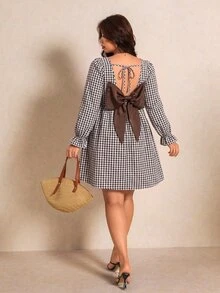 Elaquor فستان حفلة كاجوال للنساء بمقاسات كبيرة مزين بفيونكة بنقشة مربعات - بني - مشاهدة 6