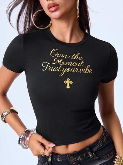Y2Kool T-shirt ajusté pour femme, style streetwear décontracté Y2K Hot Girl, noir avec slogan cursif contrasté en feuille d'or et imprimé croix minimaliste, adapté pour le printemps/été, fêtes, vacances, vacances sur une île, festival de musique, festival EDM, port quotidien