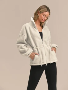 GLOWMODE Cozy Era 抓絨夾克，收腰設計、大翻領與前口袋，適合戶外秋冬日常休閒穿著 - 白色 - 查看 5