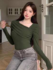 DAZY 純色不對稱領修身T恤，秋季女款長袖上衣 - 軍綠色 - 查看 4