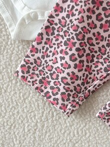 SHEIN 新生兒嬰兒秋冬款圓領粉色豹紋蝴蝶結設計白色荷葉邊長袖連身衣搭配粉色豹紋長褲，可愛休閒舒適風格，適合室內/戶外活動 - 粉色 - 查看 8