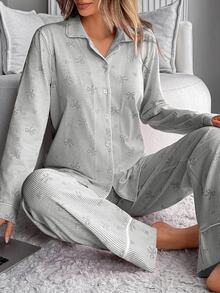 SHEIN طقم بيجامة كلاسيكي بأزرار أمامية وطباعة فيونكة وردية – ملابس علوية ناعم بأكمام طويلة وبنطلون مريح بساق مستقيمة ملابس منزلية - رمادي - مشاهدة 6