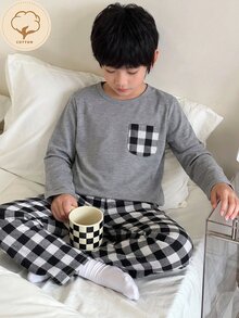 2件組男孩休閒舒適基礎款棉質圓領格紋口袋裝飾長袖上衣與黑灰色格紋長褲睡衣套裝 - 深灰色 - 查看 1