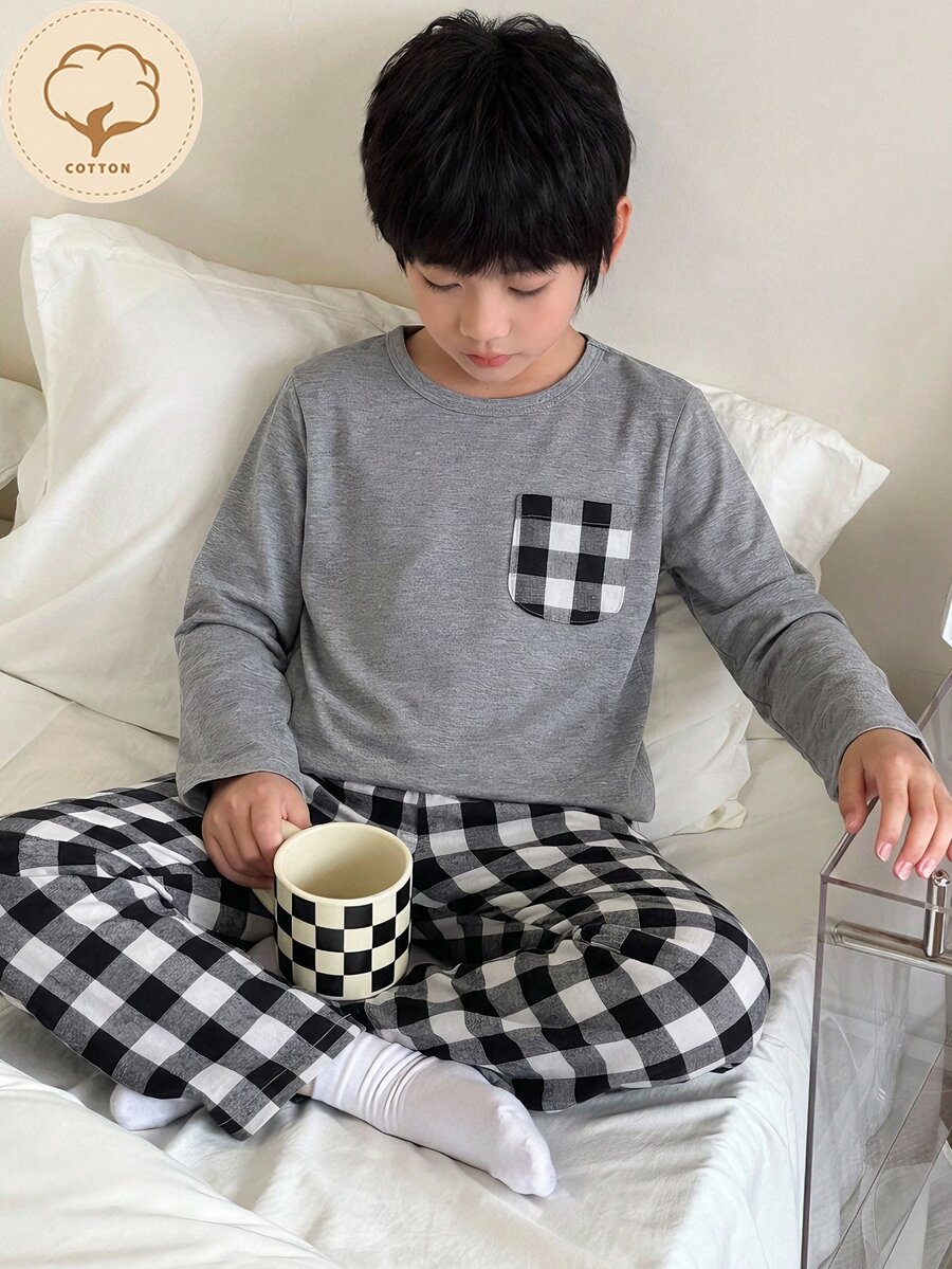 2件組男孩休閒舒適基礎款棉質圓領格紋口袋裝飾長袖上衣與黑灰色格紋長褲睡衣套裝 - 深灰色 - 查看 1
