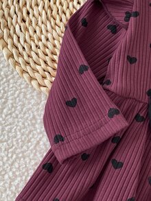 SHEIN 新生兒秋冬酒紅色軟萌風愛心印花黑色蝴蝶結裝飾針織長袖套頭上衣搭配黑色蝴蝶結裝飾修身棉混紡長褲 2件套，適合外出、休閒、運動、聖誕派對 - 彩色 - 查看 11