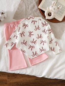 SHEIN Playful Pals 女嬰秋冬休閒T恤套裝，不對稱設計套頭高領針織歐式羅紋布料粉色豹紋蝴蝶結圖案長袖上衣，搭配粉色休閒喇叭長褲，2件套，適合秋冬返校季，女嬰優雅淑女高端日常校園出遊旅行派對聖誕穿搭 - 粉色 - 查看 2
