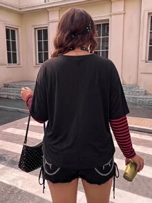 SHEIN CURVE+ تي شيرت مقاس كبير كاجوال خريفي مخطط مع رقعة وطبعة أجنحة 2 في 1 للهالوين والخريف - متعدد الألوان - مشاهدة 2