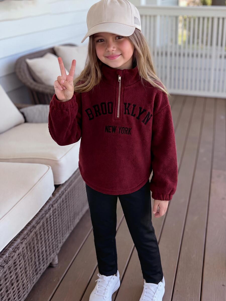 SHEIN Genkimix Kids 女童秋季新款抓絨刺繡字母半拉鍊高領長袖上衣,圓弧下擺,搭配刷毛黑色內搭褲套裝 - 酒紅色 - 查看 1