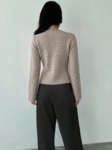 Firerie 女款深色花卉V領金屬鈕扣前開襟長袖針織上衣，日常通勤針織衫，春季、秋季與冬季新品 - 卡其色 - 查看 2