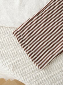 SHEIN 2件組 男童休閒學院風熊圖案裝飾 2合1翻領長袖上衣搭配直條紋長褲 修身簡約時尚兩件套 適合上學、日常穿著，秋冬街頭風百搭套裝 - 棕色 - 查看 4