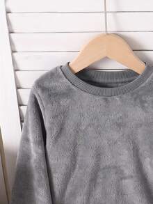 SHEIN Playful Pals 2件組男童睡衣套裝，黑色上衣搭配經典白色格紋法蘭絨長袖長褲，柔軟舒適休閒睡衣 - 灰色 - 查看 3