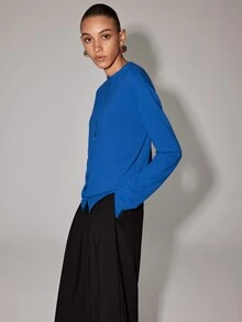 Anewsta Essential Cardigan Rajut Lengan Panjang Ringan Wanita Warna Merah Terang, Kerah Bulat, Kancing Kecil, Potongan Ramping, Serbaguna untuk Perjalanan Sehari-hari - Biru - View 4