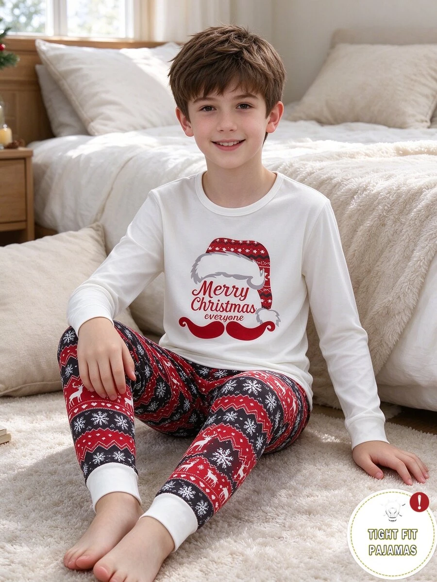 1套男童修身居家服套裝,上衣印有聖誕帽、紅色鬍鬚與「Merry Christmas」字樣,長褲印有馴鹿、雪花與波浪聖誕圖案,奶油色上衣配紅色長褲,飾有黑白花卉印花,平滑彈性面料,柔軟貼身,適合秋冬居家穿著 - 彩色 - 查看 1