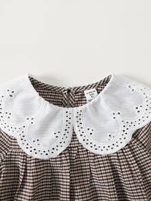 Young Girl 復古娃娃風刺繡領拼接格紋層次蛋糕裙 A字中長洋裝，秋冬時尚穿搭 - 棕色 - 查看 3