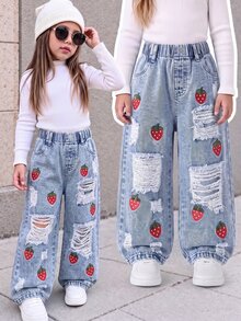 SHEIN Genkimix Kids 女童牛仔長褲，全新四季款，可愛復古淺藍牛仔色，彈性腰頭設計，紅色草莓刺繡，磨損毛邊下擺搭配雪洗效果，直筒寬腿版型，時尚百搭，柔軟舒適面料，適合日常穿著、聚會及其他場合，全新四季女童牛仔長褲 - 淺色水洗藍 - 查看 9
