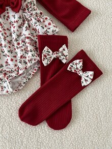 SHEIN Playful Pals 2件組女嬰連身衣與護腿襪套裝，甜美酒紅花卉蝴蝶結荷葉邊羅紋長袖圓領公主風休閒秋季假日款 - 酒紅色 - 查看 12