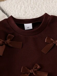 SHEIN 女童 2 件套，秋季/長袖紋理蝴蝶結上衣配波點下擺與喇叭褲，甜美可愛日常穿搭，柔軟針織布料棕色上衣 - 棕色 - 查看 9