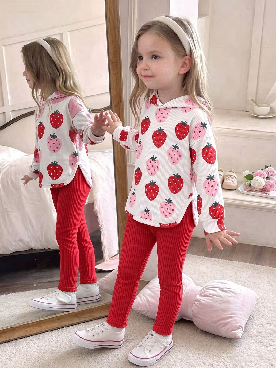 SHEIN Playful Pals 女童 2 件組可愛草莓印花羅紋連帽長袖上衣與純紅色內搭褲套裝,甜美風 - 紅色 - 查看 1